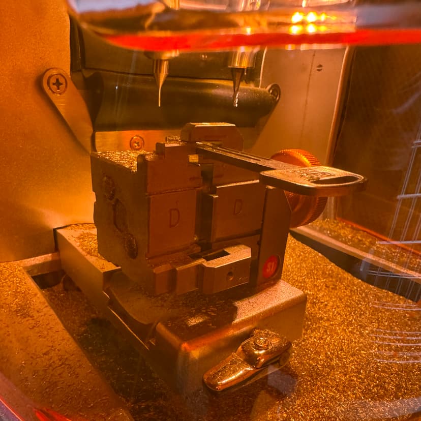 鍵作製機での作業
