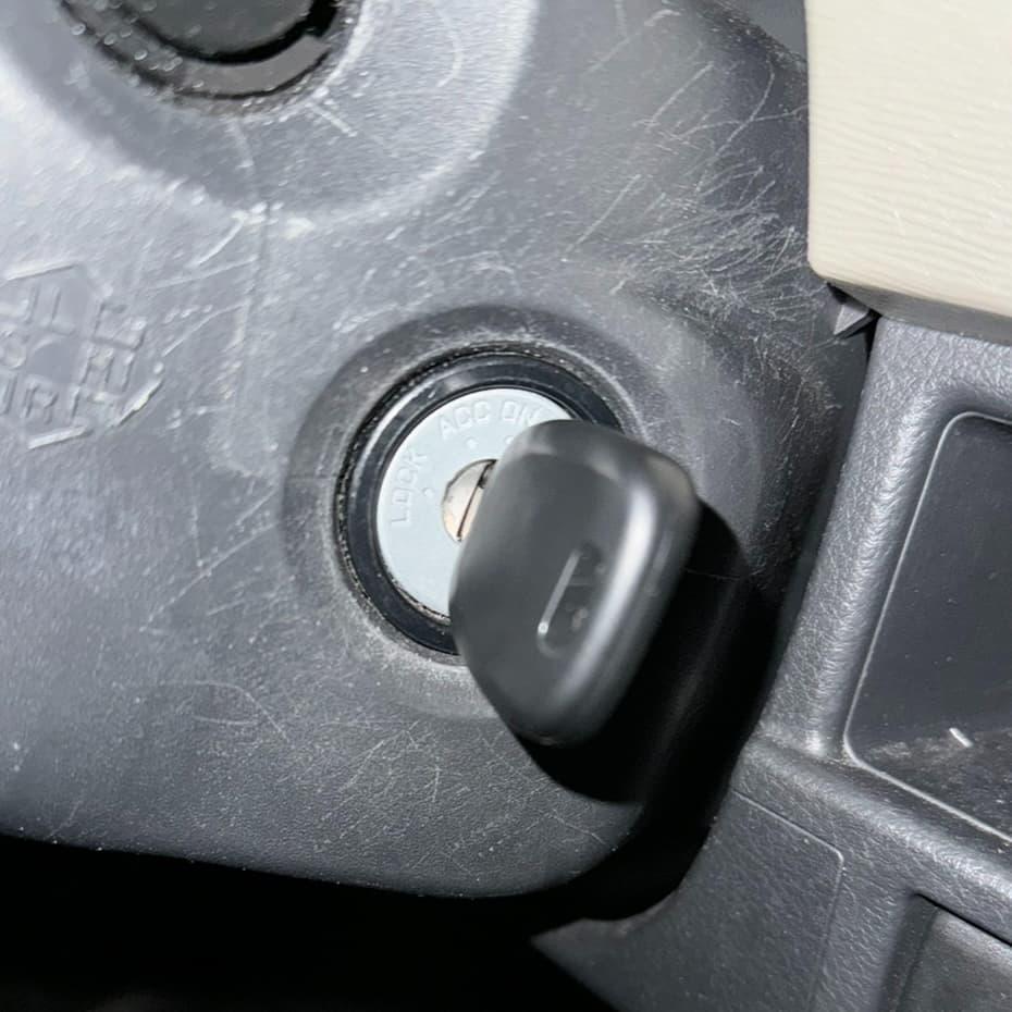 車のイグニッションシリンダーに挿入されたイモビライザーキー