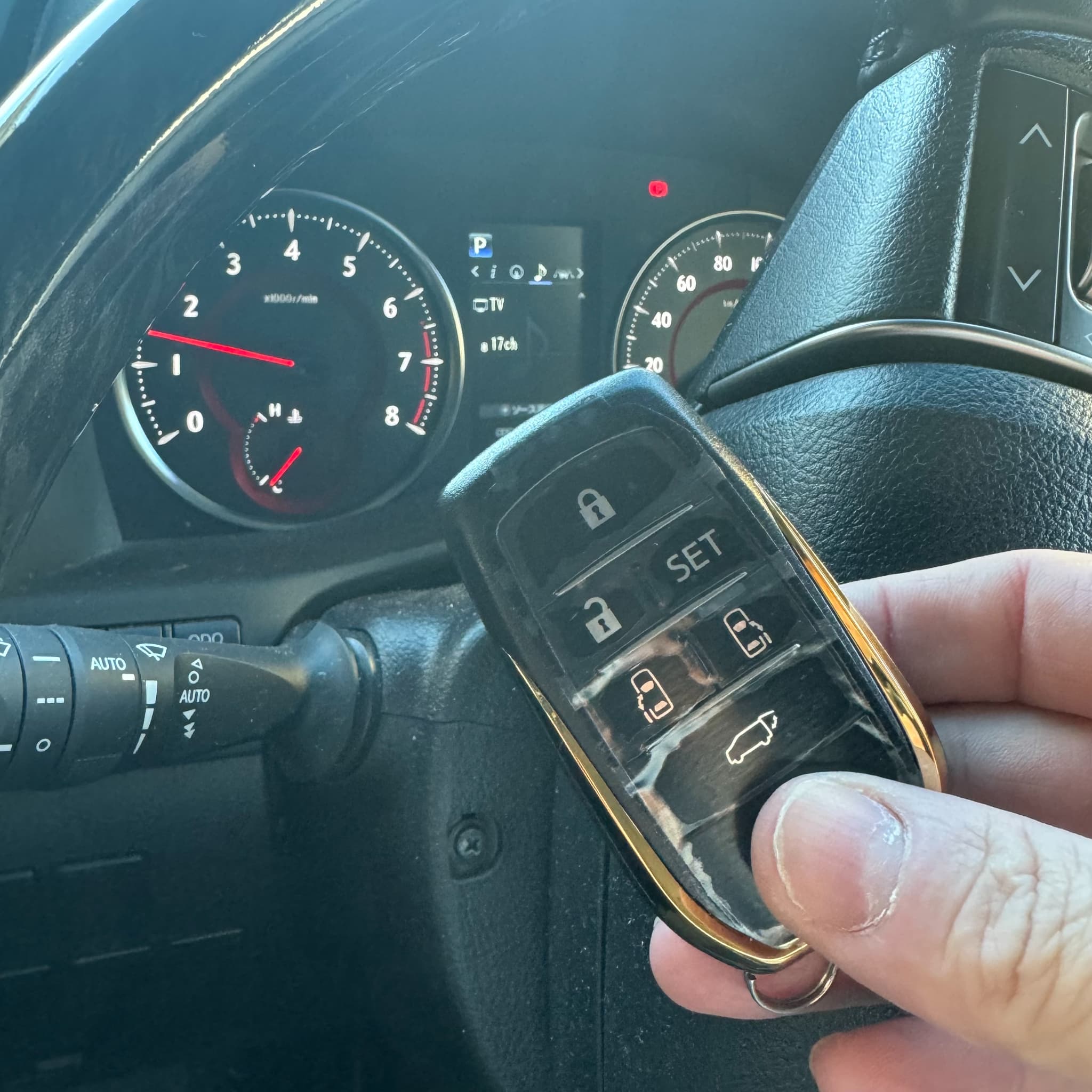 車のダッシュボード前で持たれているスマートキー