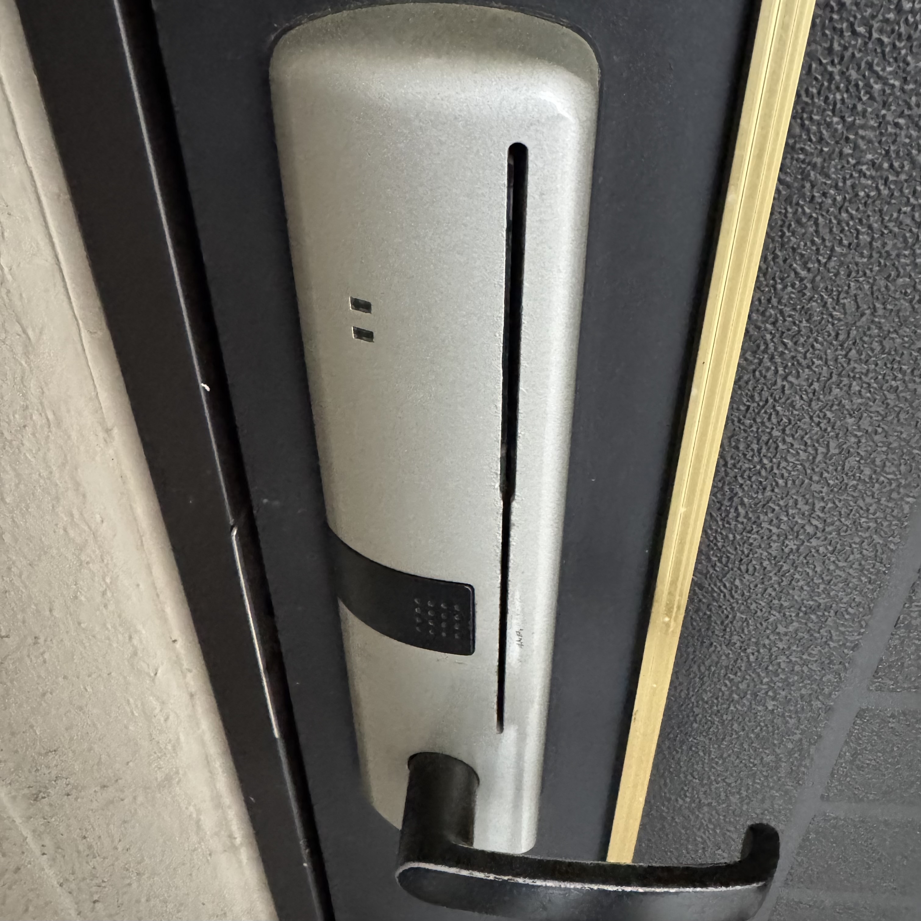 尼崎市で交換した玄関のカード式電子錠の作業事例