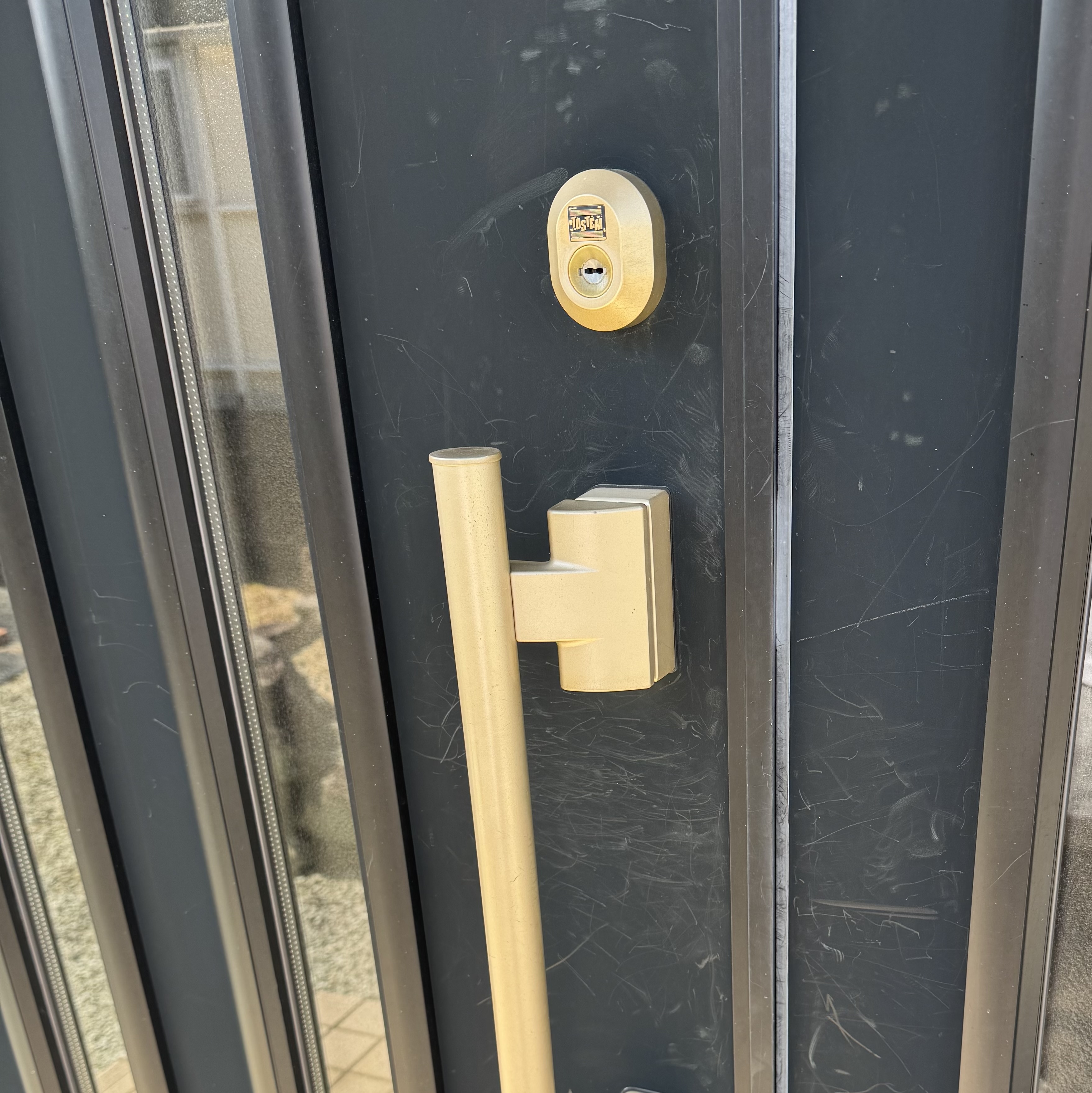 伊丹市で鍵交換を行った一戸建ての玄関ドア