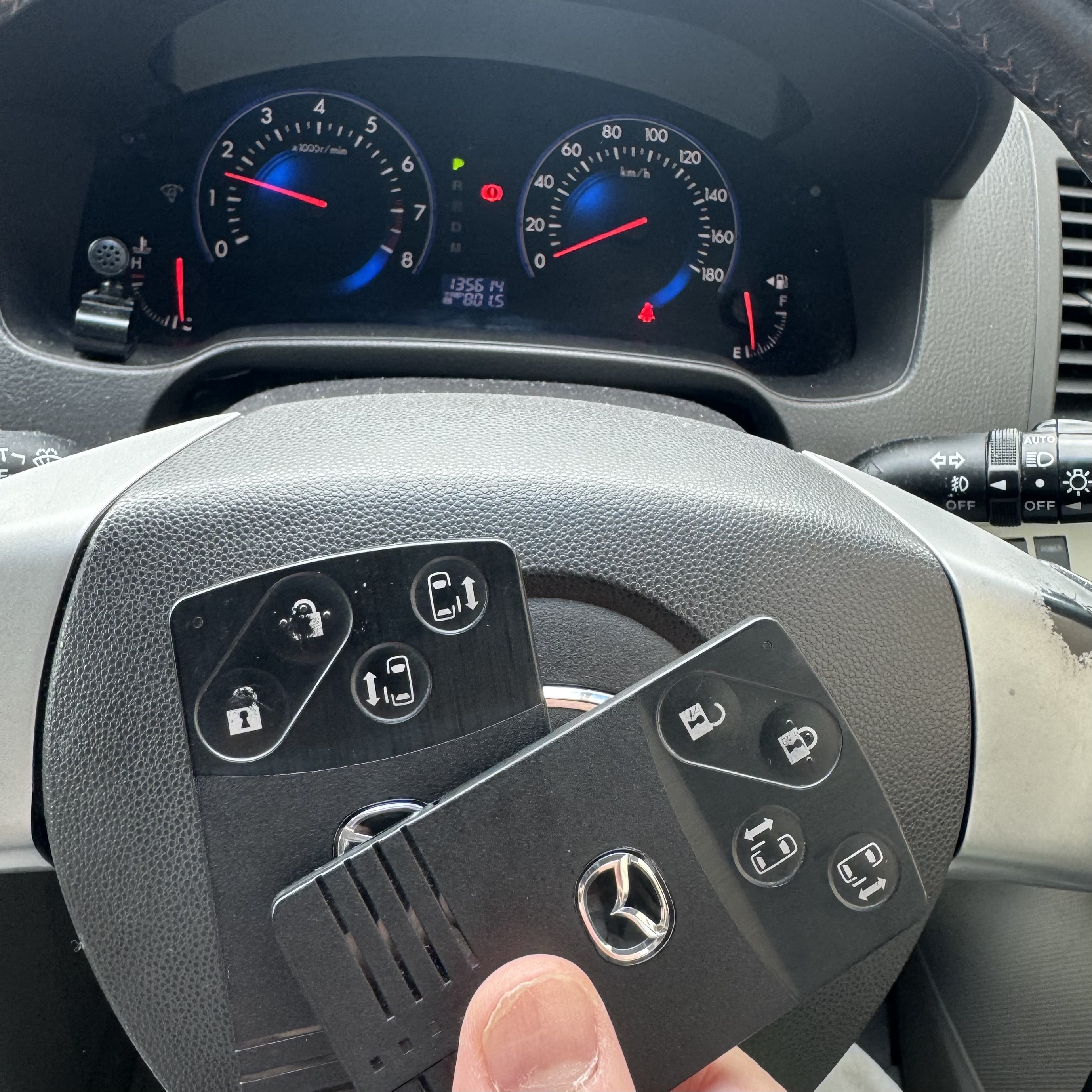 マツダMPVの車内で完成したカードキーの動作確認